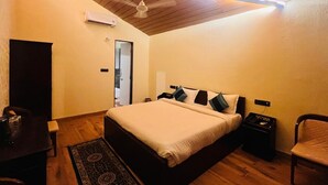 Une chambre à coucher avec un lit, des tables de chevet, un bureau et une chaise.
