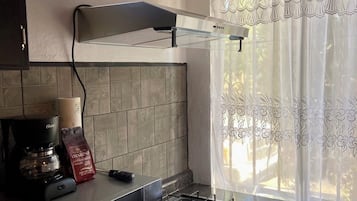 Departamento Deluxe, 1 habitación, vista al jardín | Cocina privada | Refrigerador con congelador, microondas, horno y parrilla de estufa