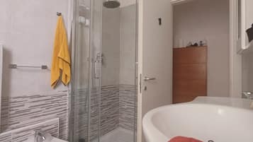 Camera doppia, balcone, vista città | Bagno | Bidet