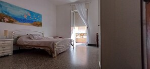 Tweepersoonskamer, balkon, uitzicht op stad | Gratis wifi