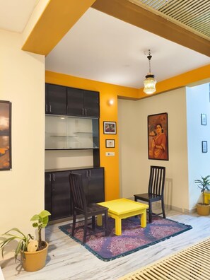 經典雙人房 | 客廳 | 32 吋LED 電視連衛星電視頻道