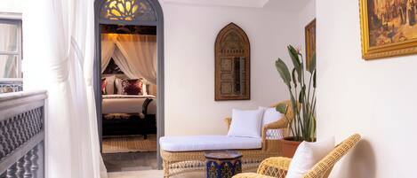 Luxury Suite, Private Bathroom, Courtyard Area (Hortensia) | Peti besi dalam bilik, meja, Wi-fi percuma