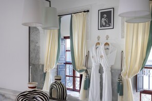 ไดร์เป่าผม, เสื้อคลุมอาบน้ำ, รองเท้าสวมภายในห้อง, ผ้าเช็ดตัว