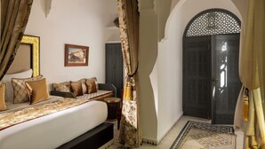 خزنة داخل الغرفة ومكتب وتجهيزات عازلة للصوت وواي فاي مجانًا