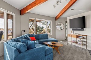 TV, lareira, escritórios