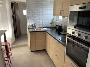 Kjøleskap, mikrobølgeovn, ovn og kokeplater