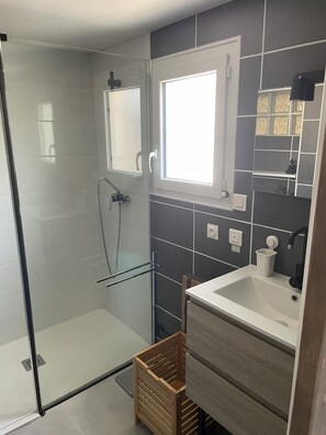 Shower, hair dryer, towels, soap - Cosy Vintage townhouse in YERVILLE (Yerville)