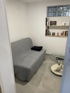 Smart-TV, bøker og stereoanlegg