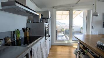 Réfrigérateur, micro-ondes, four, plaque de cuisson