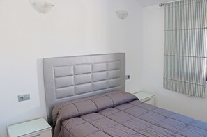 1 dormitorio, tabla de planchar con plancha, wifi y ropa de cama