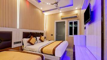 Deluxe Triple Room | Desk