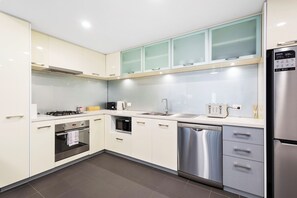 Fridge, microwave, oven, stovetop - Culture & Coffee on Beaufort – A Sepal Stay (Perth)