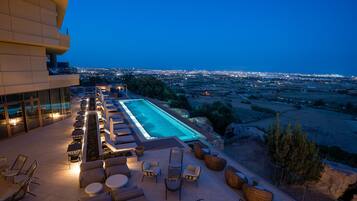 Een binnenzwembad, een buitenzwembad, parasols voor strand/zwembad