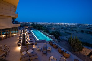 Piscine couverte, piscine extérieure, parasols de plage, chaises longues
