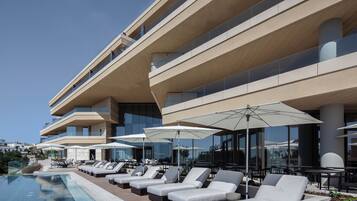 Piscina interna, piscina externa, guarda-sóis, espreguiçadeiras