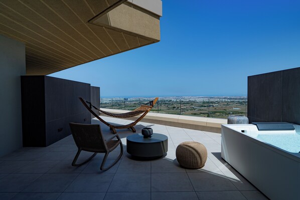 Suite junior, vistas al valle | Caja fuerte, escritorio, espacio para trabajar con un portátil