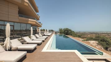 Kolam renang indoor dan kolam renang outdoor, dengan payung kolam renang