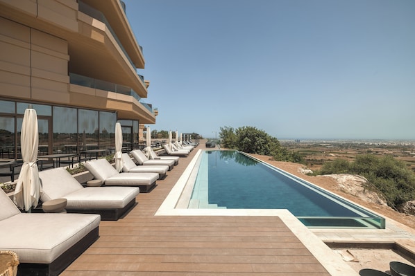 Piscina coperta, piscina all'aperto, ombrelloni da piscina, lettini