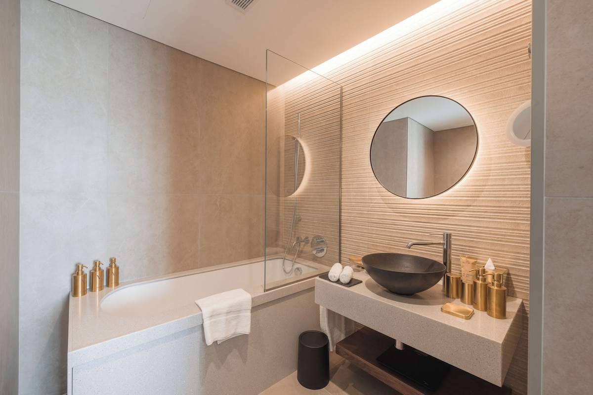 Salle de bain | Articles de toilette (gratuits), séchoir à cheveux, pantoufles