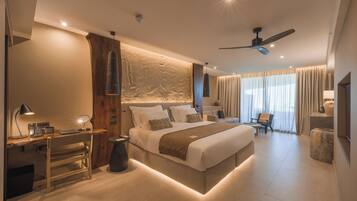 Suite junior, vista al valle | Caja de seguridad en la habitación y escritorio