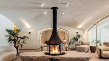 Salas de tratamiento para parejas, un sauna, una bañera de hidromasaje