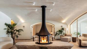 Salas de tratamiento para parejas, un sauna, una bañera de hidromasaje