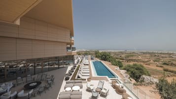 Piscine couverte, piscine extérieure, parasols de plage, chaises longues