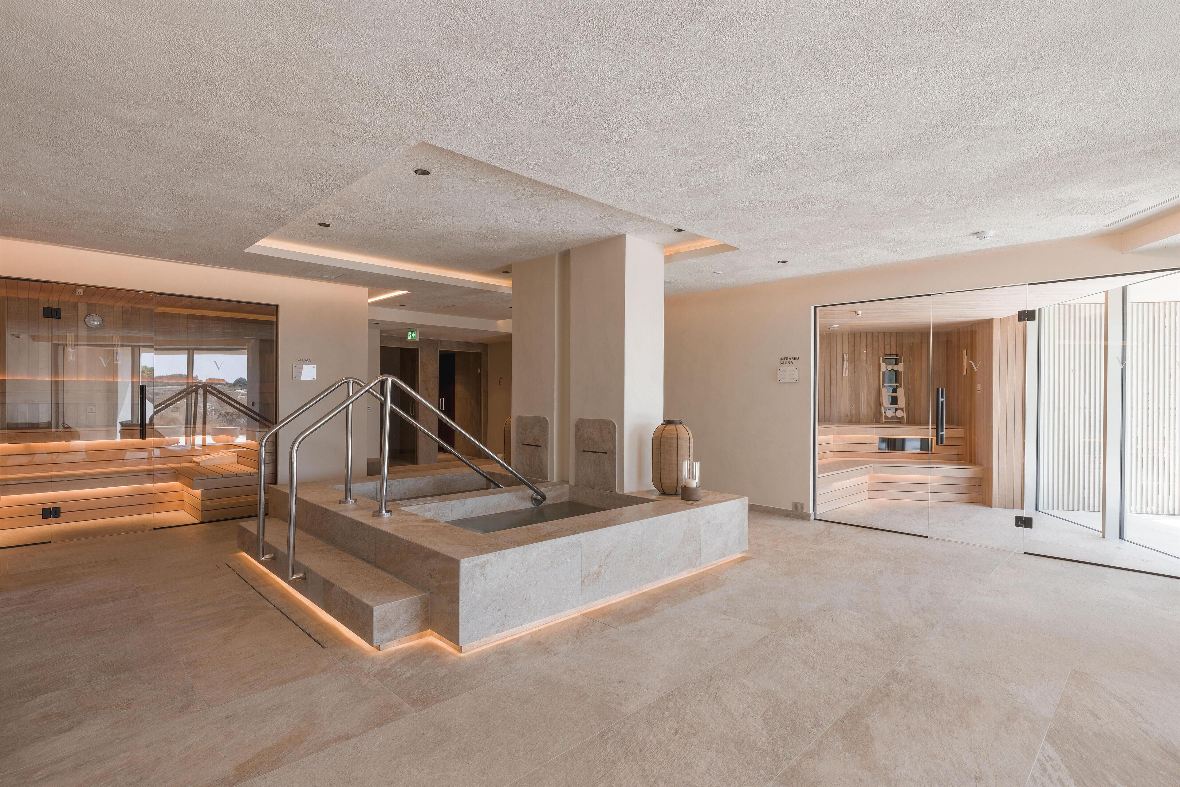 Salas de tratamiento para parejas, un sauna, una bañera de hidromasaje