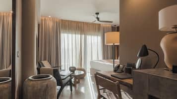 Comfort kamer, 1 twee- of 2 eenpersoonsbedden, balkon, uitzicht op stad | Een kluis op de kamer, een bureau, een laptopwerkplek