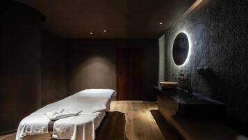 Behandelingskamers voor koppels, een sauna, een bubbelbad, een stoombad