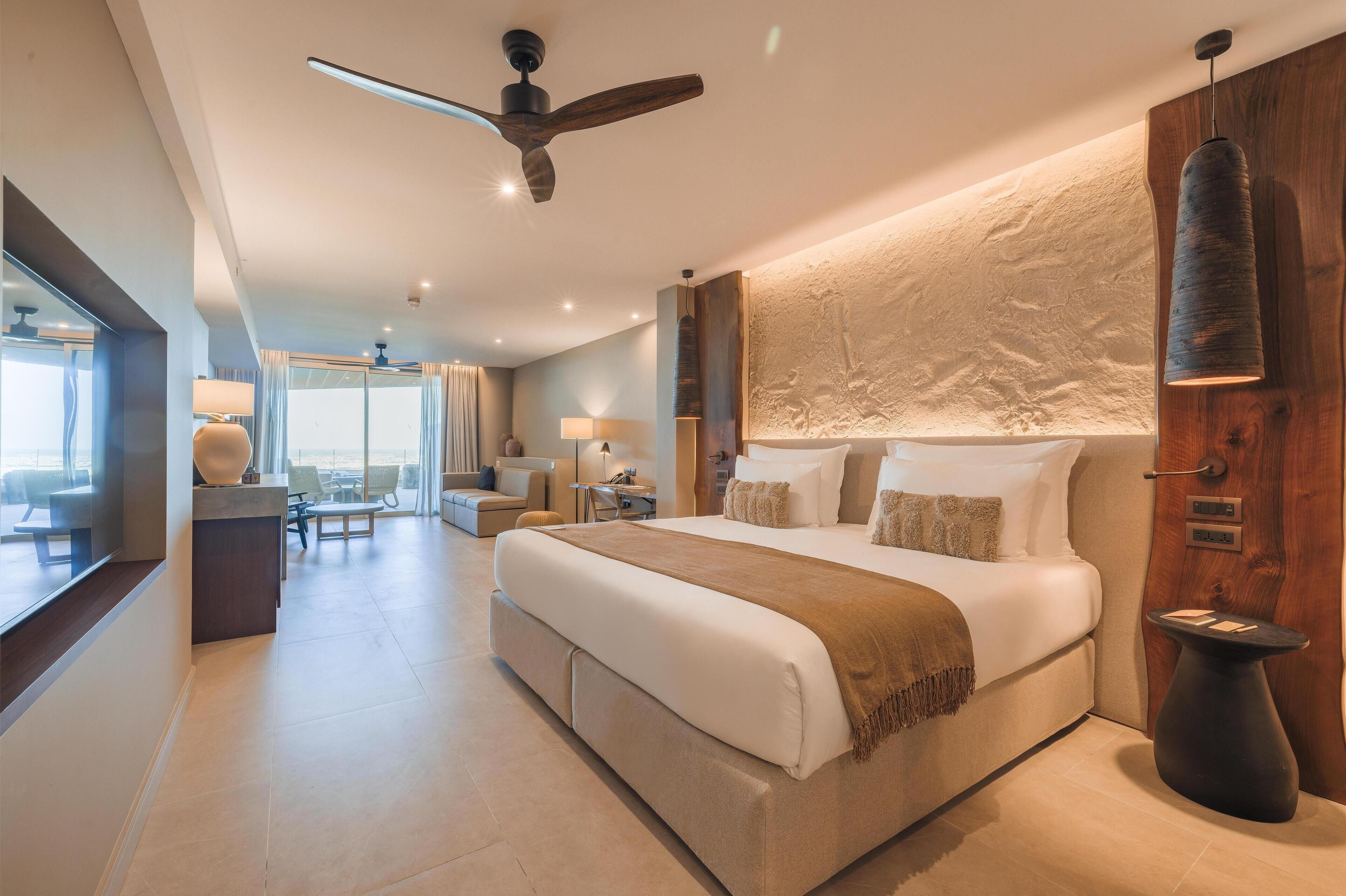 Zimmersafe, Schreibtisch, laptopgeeigneter Arbeitsplatz