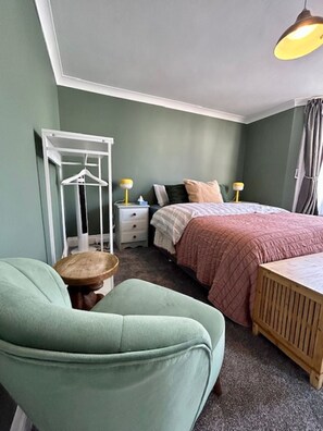 2 habitaciones, tabla de planchar con plancha, wifi y ropa de cama
