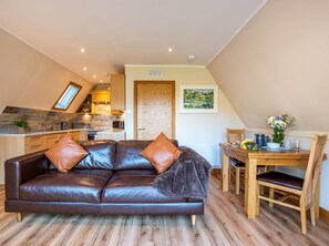 TV, DVD player - Stunning private villa for 4 people with WIFI, TV, balcony and panoramic view (Kilfinnan)