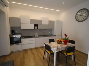 Forno, lavastoviglie, tavolo da pranzo