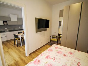 1 chambre, fer et planche à repasser