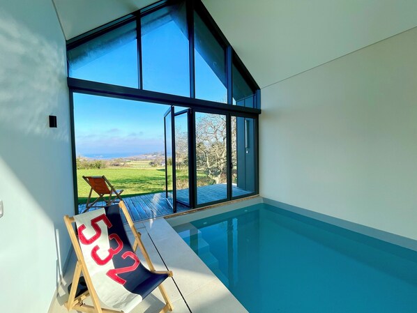 Una piscina cubierta, una piscina climatizada