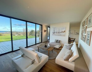 Téléviseur connecté, foyer, table de ping-pong, livres