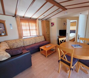 Nhà di động | Khu phòng khách | TV 32-inch có truyền hình kỹ thuật số, banh bàn, bàn bóng bàn 