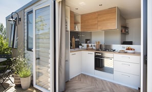M08 : Prestige + - 3ch 6pers | Cocina privada | Refrigerador con congelador, microondas, horno y parrilla de estufa