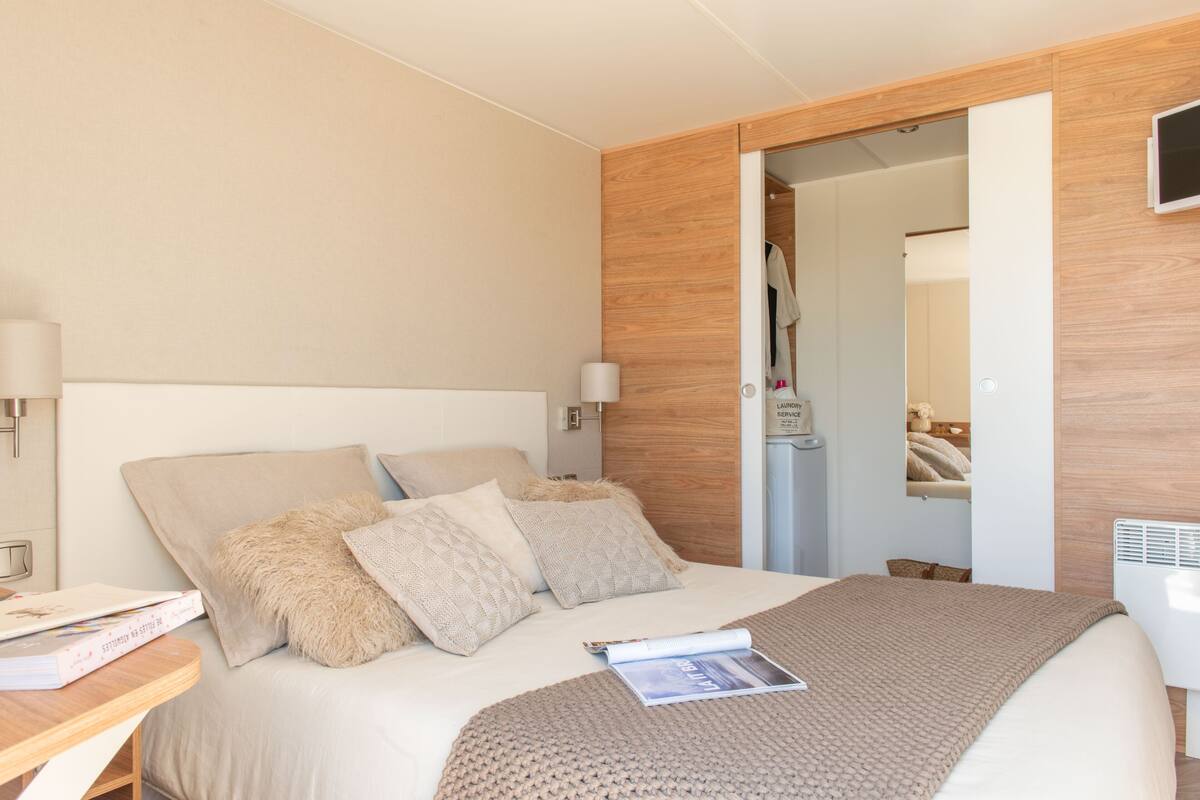 M10 Prestige + 3 bedrooms 6 people | Decoración personalizada, muebles diferentes y cortinas blackout