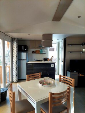 G06 : Prestige - 2ch 4pers | 起居區 | 32-吋電視、數位頻道、足球台、乒乓球