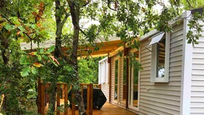 A wooden deck leading to a house with a covered porch and large windows. - Domaine le Clos des Capitelles (Saint-Privat-de-Champclos)
