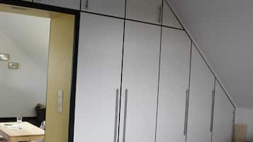 1 slaapkamer, een strijkplank/strijkijzer, wifi, beddengoed