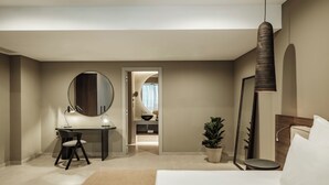 Une chambre à coucher moderne avec un lit, une table de chevet, une lampe et un miroir.