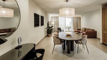Departamento, 1 habitación, balcón, vista al valle | Caja de seguridad en la habitación y escritorio
