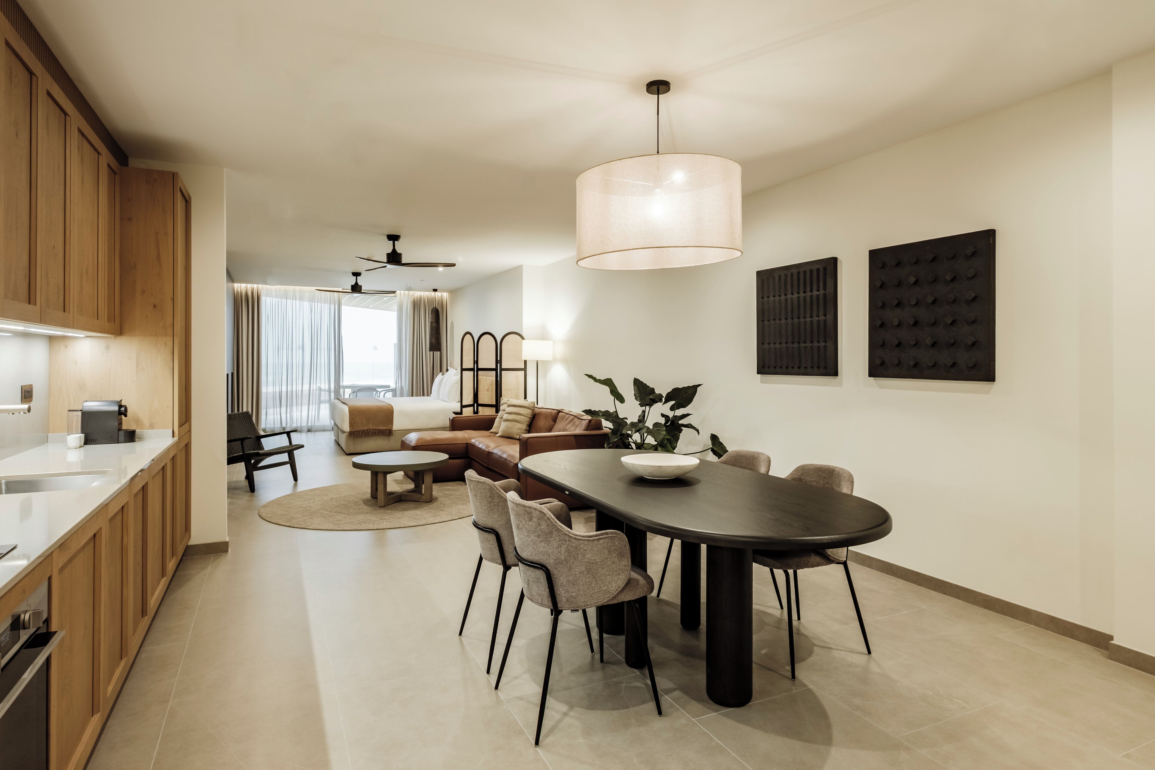 Estudio, balcón, vista al valle | Caja de seguridad en la habitación y escritorio 