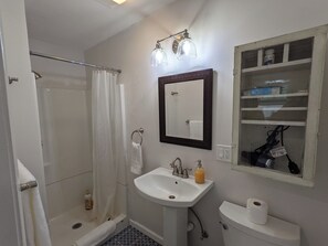 Douche, sèche-cheveux, serviettes fournies, savon