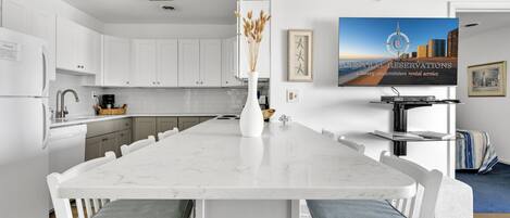 Een magnetron, een vaatwasser