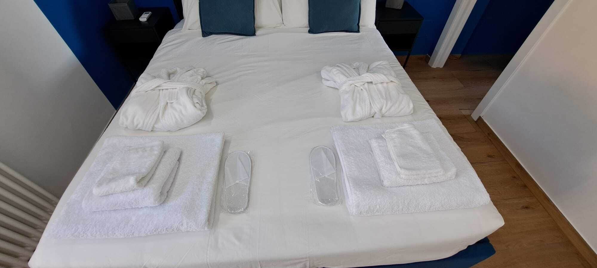 1 habitación, tabla de planchar con plancha y cuna de viaje 