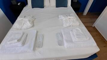 1 habitación, tabla de planchar con plancha y cuna de viaje